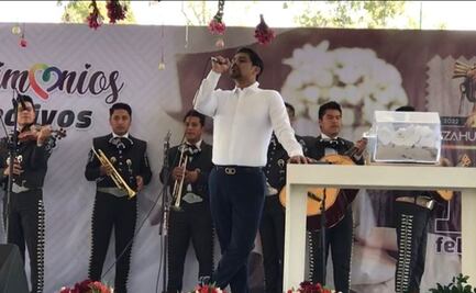 “¡Solo, sin tu cariño!”: Alcalde de Neza se avienta palomazo durante boda comunitaria 