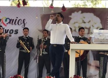 “¡Solo, sin tu cariño!”: Alcalde de Neza se avienta palomazo durante boda comunitaria