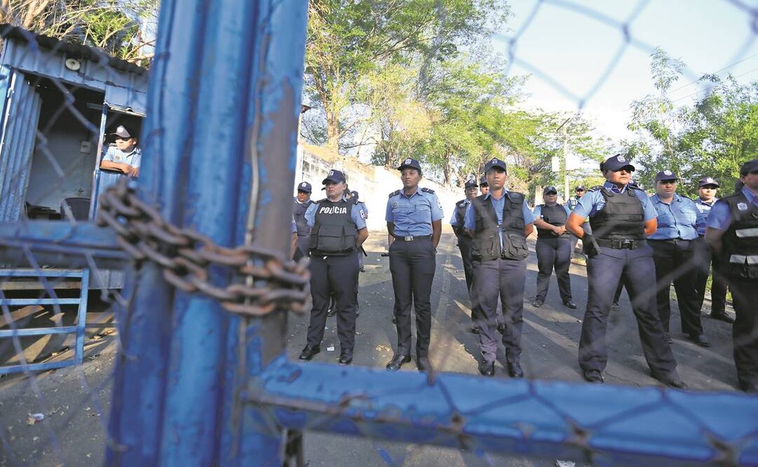 En una imagen de abril de 2018, policías montan guardia en el centro de detención conocido como El Chipote. Foto: Archivo/ AP