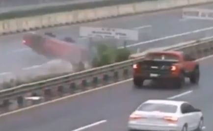 Video muestra cómo auto se derrapa y vuelca sobre la autopista México-Toluca