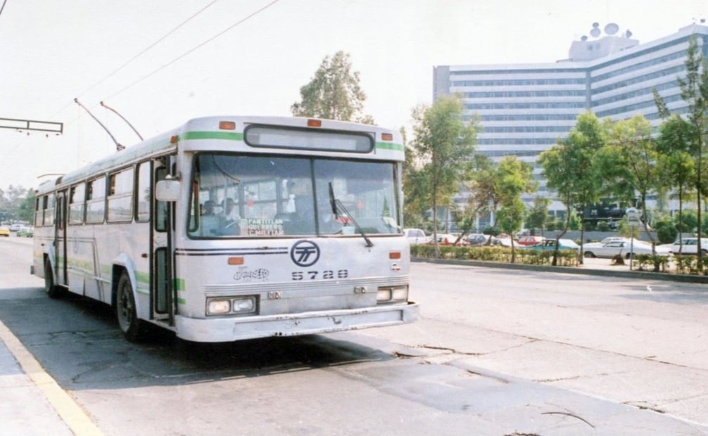 Un trolebús en la avenida Mosqueta, frente a la estación de ferrocarril de Buenavista, en la década de los noventa. Hoy en este punto se conectan el Tren Suburbano, el Metro, el Metrobús y varias rutas de camiones; a la derecha está un edificio de oficinas del ISSSTE. Imagen: Col. Villasana.