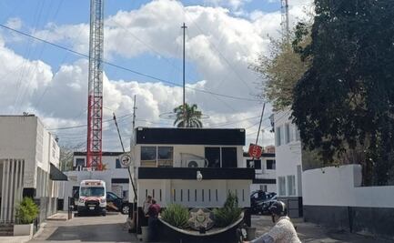 Policía estatal de Yucatán amenaza con lanzarse de antena; uniformado ya se encuentra a salvo