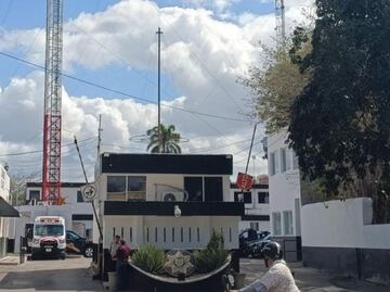 Policía estatal de Yucatán amenaza con lanzarse de antena; uniformado ya se encuentra a salvo