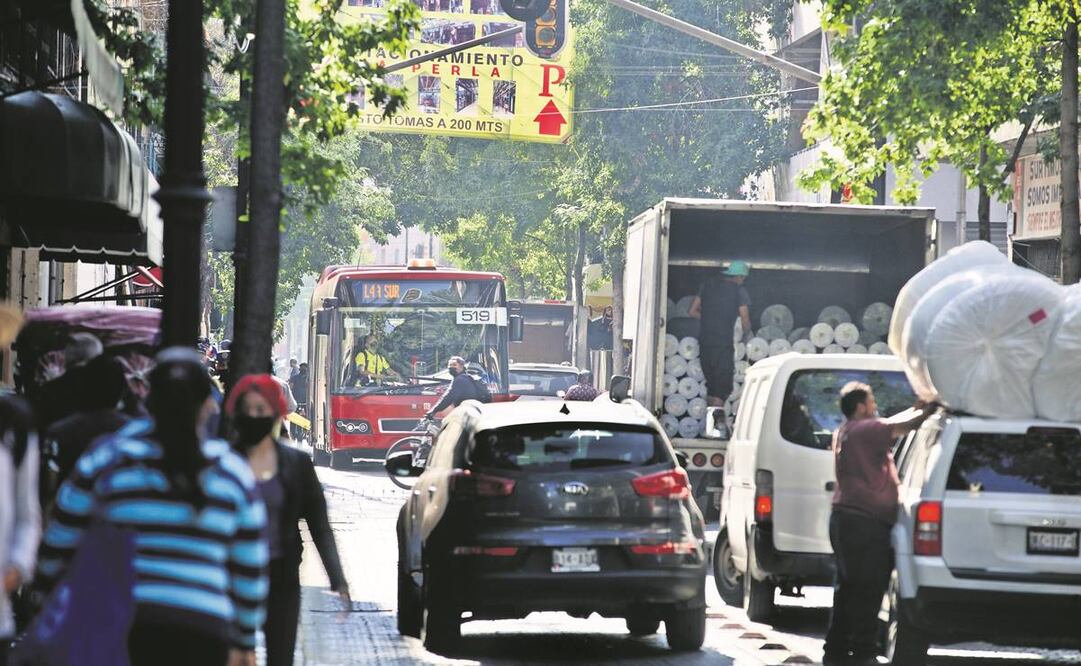 En un recorrido, este diario constató cómo un hombre que invadió la Línea 1 obligó a las unidades a salir de su vía para esquivarlo. Foto: Berenice Fregoso/EL UNIVERSAL
