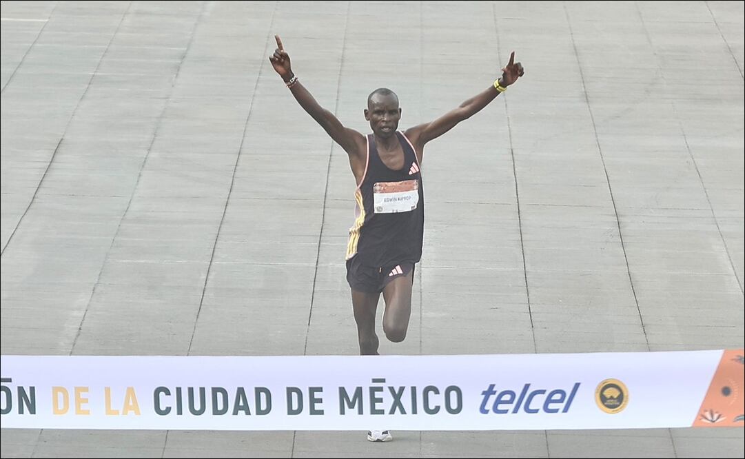 Edwin Kiptoo alzó el puño frente al Palacio Nacional para reclamar el primer lugar - Foto: Berenice Fregoso / EL UNIVERSAL