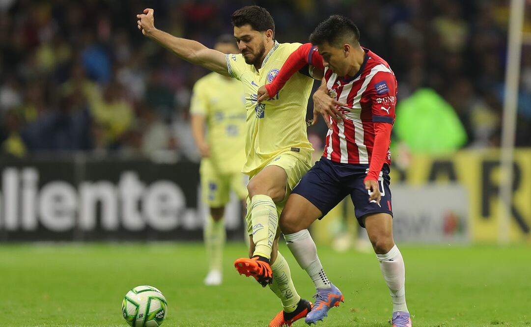 Henry Martín de América disputa el balón con Fernando Beltrán - Foto: EFE