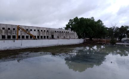 Vecinos temen por inundación de casas tras laguna de aguas negras en Cuautitlán