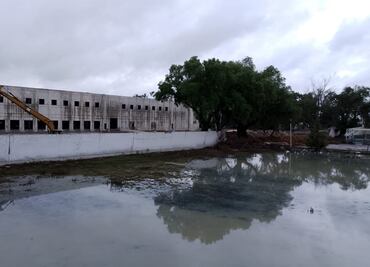 Vecinos temen por inundación de casas tras laguna de aguas negras en Cuautitlán