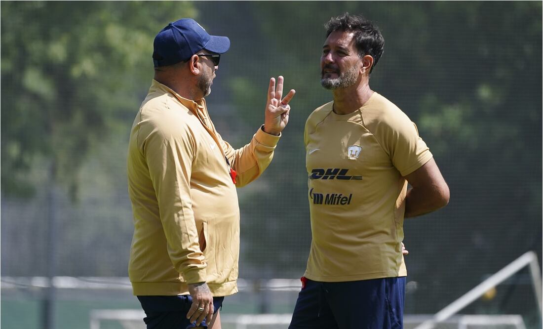 Gustavo Lema, nuevo técnico de los Pumas, junto a Mohamed. FOTO: IMAGO7