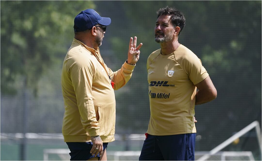 Gustavo Lema, nuevo técnico de los Pumas, junto a Mohamed. FOTO: IMAGO7