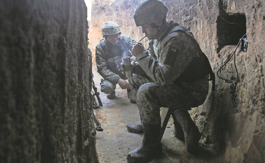 Los militares ucranianos descansan en una trinchera en una línea del frente cerca de Svitlodarsk, cerca de la ciudad controlada por militantes prorrusos de Hórlivka, Donetsk. Foto: ANATOLII STEPANOV/ EFE.