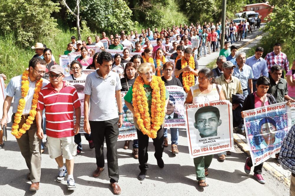 Esmeralda Arosemena, coordinadora del Mecanismo de Seguimiento de la CIDH, visitó la normal rural; dialogó con los padres y confirmó que no aceptará la tesis de que los normalistas fueron incinerados en el basurero de Cocula (CRISTOPHER ROGEL)