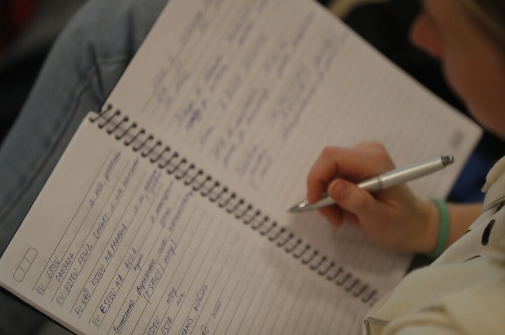 Refugiados ucranianos toman clases de idioma. Foto: EFE / Fernando Bizerra 