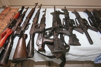 Condenan a 5 años a un estadounidense por tráfico de armas a México