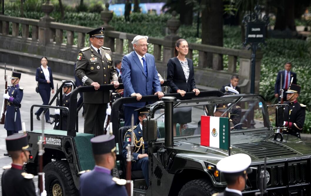 El presidente Andrés Manuel López Obrador, acompañado de la presidenta electa, Claudia Sheinbaum, acuden a la ceremonia del 177 aniversario de la Gesta Heroica de los Niños Héroes en Chapultepec. Fotos: Carlos Mejía/EL UNIVERSAL