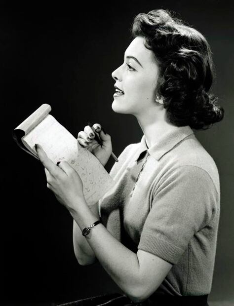 Aunque la taquigrafía se consideraba como un oficio para hombres dentro de las sesiones legislativas, la presencia de la mujer y su facilidad para aprender este sistema de escritura fue en aumento, durante el siglo XX y antes de la llegada de las computadoras este método era muy popular entre las secretarias. Foto: Sitio web Techlandia/ Especial.