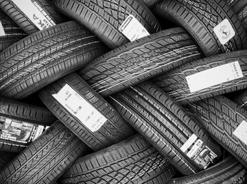 Qué significan las rayas de colores en las llantas nuevas del auto