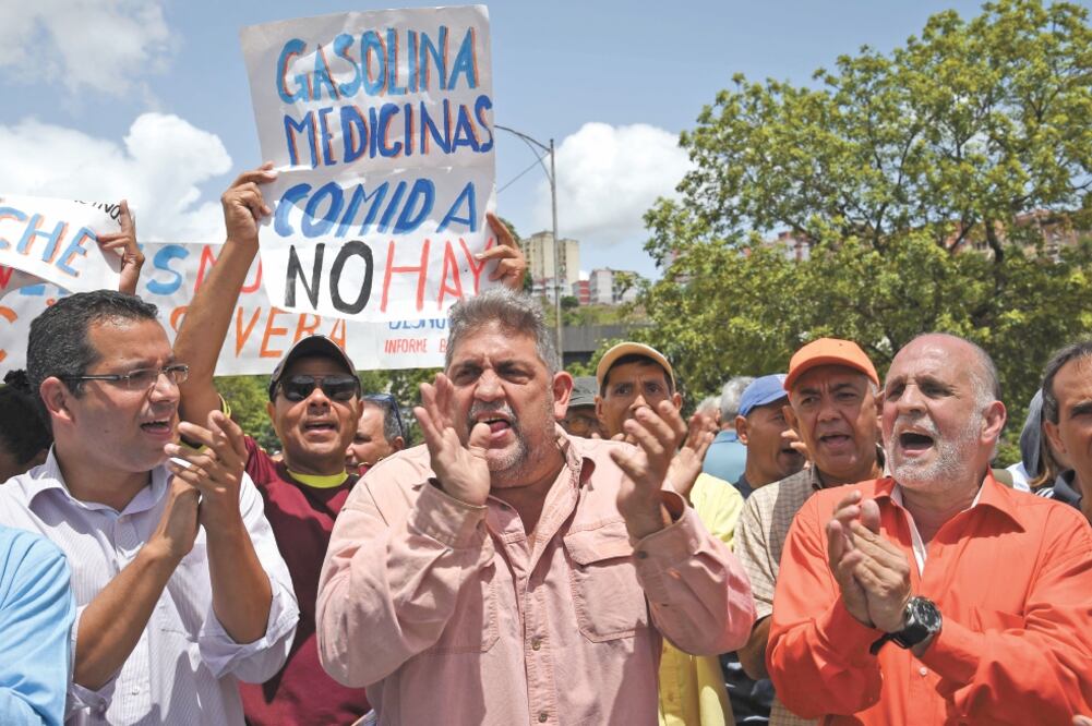 Venezolanos se manifestaron ayer contra el gobierno del presidente Nicolás Maduro, en Caracas. Foto/YURI CORTEZ. AFP