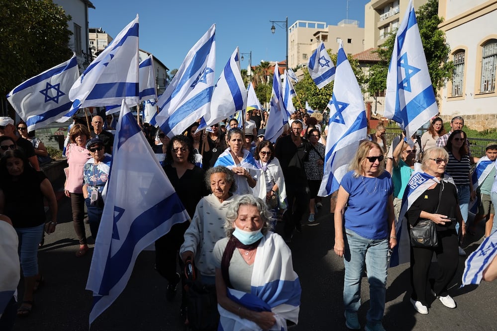 Israelíes escoltan el ataúd del difunto rehén israelí Guy Illouz durante su cortejo fúnebre en Rishon LeZion. Foto: EFE