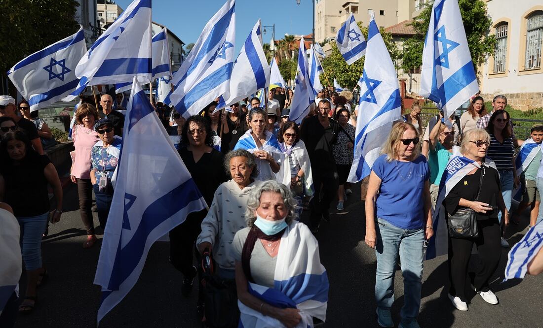 Israelíes escoltan el ataúd del difunto rehén israelí Guy Illouz durante su cortejo fúnebre en Rishon LeZion. Foto: EFE