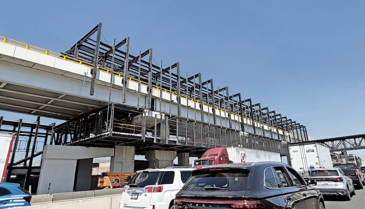 Las obras en las tres estaciones que forman parte del viaducto elevado continúan. Además, se realizan trabajos de reencarpetamiento sobre la autopista México-Puebla, lo que complica la circulación. Foto: Emilio Fernández / EL UNIVERSAL