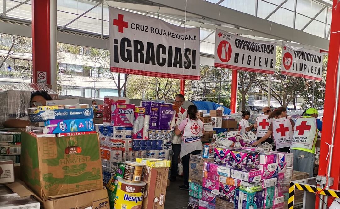 Voluntarios organizan donaciones en centros de acopio de la Cruz Roja en Polanco. Foto: Eduardo Dina/EL UNIVERSAL