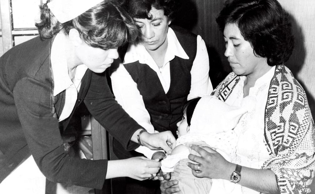 Vacunación contra sarampión en Tlaxcala, 1989. De acuerdo con Celia Mercedes Alpuche, a inicios de los 90, “sólo 46 de cada 100 niños, de uno a cuatro años, tenían completo su esquema básico [de vacunación] de ocho dosis” Foto: ESPECIAL.