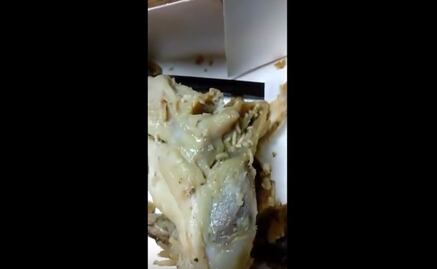 Niño encuentra gusanos en pollo KFC