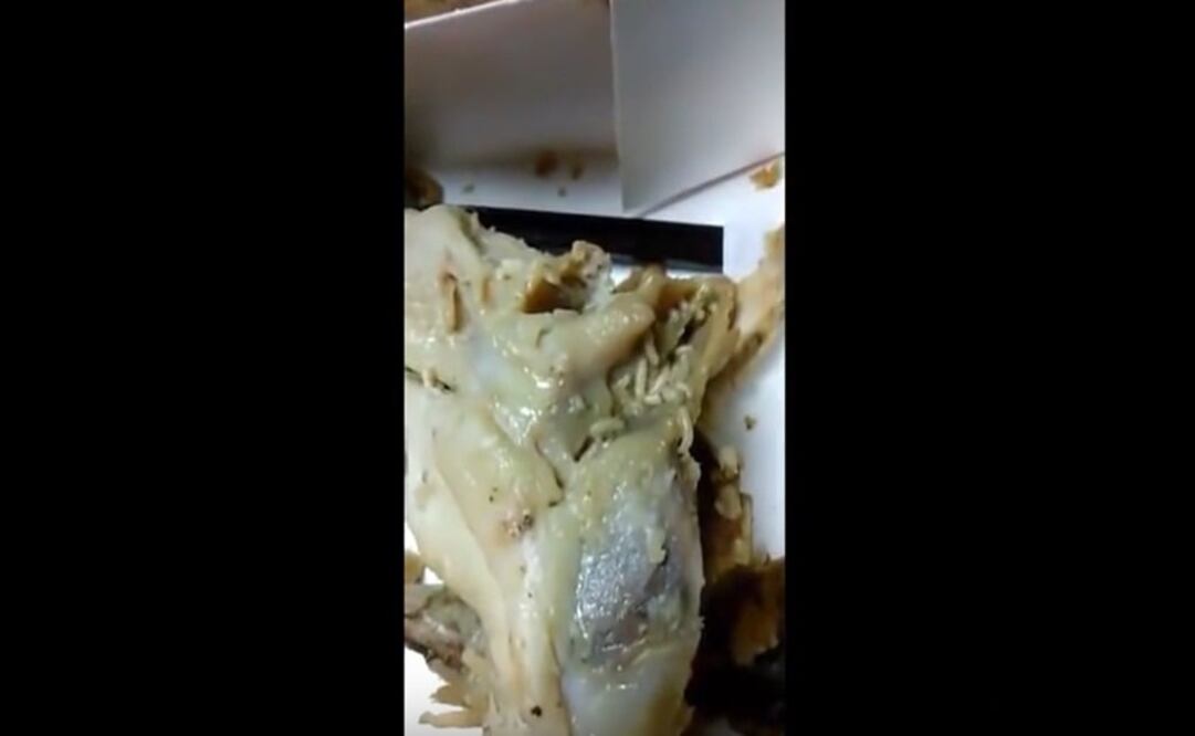 Niño encuentra gusanos en pollo KFC