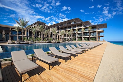 Hoteles se blindan con vidrios antihuracanes