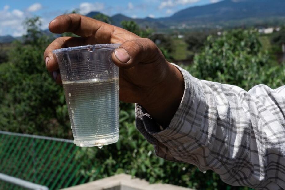 Luego de pasar por todos los procesos de tratamiento, el agua de la planta "Lomas de Virreyes" se torna transparente y sin olores. Foto: Ulises Martínez