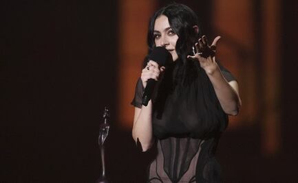Charli XCX arrasa en los Premios Brit 2025 con cinco galardones