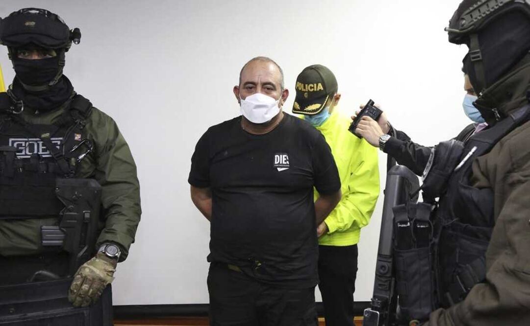 Dairo Antonio Usuga David, alias "Otoniel", es escoltado y esposado en Bogotá, Colombia. Foto: AP