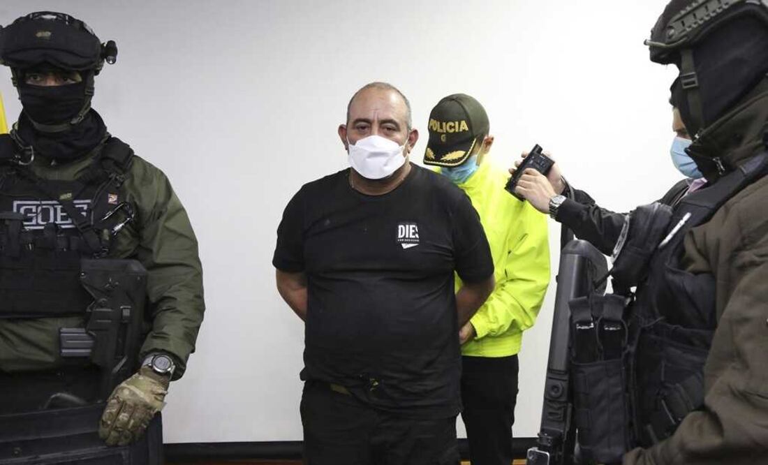 Dairo Antonio Usuga David, alias "Otoniel", es escoltado y esposado en Bogotá, Colombia. Foto: AP