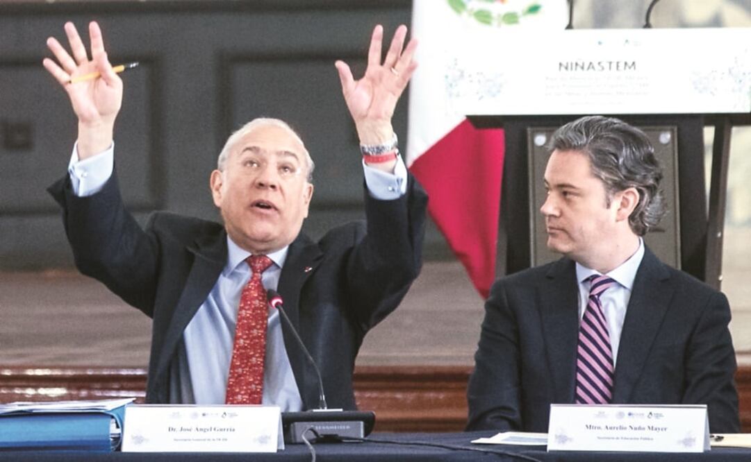 José Ángel Gurría, secretario general de la OCDE, y Aurelio Nuño, secretario de Educación Pública de México, al presentar el programa NiñasTem Pueden. (GERMÁN ESPINOSA. EL UNIVERSAL)