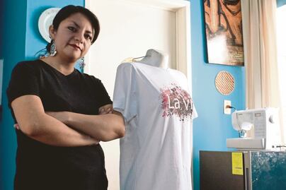 La chica plástica. Ella diseña ropa con PET reciclado