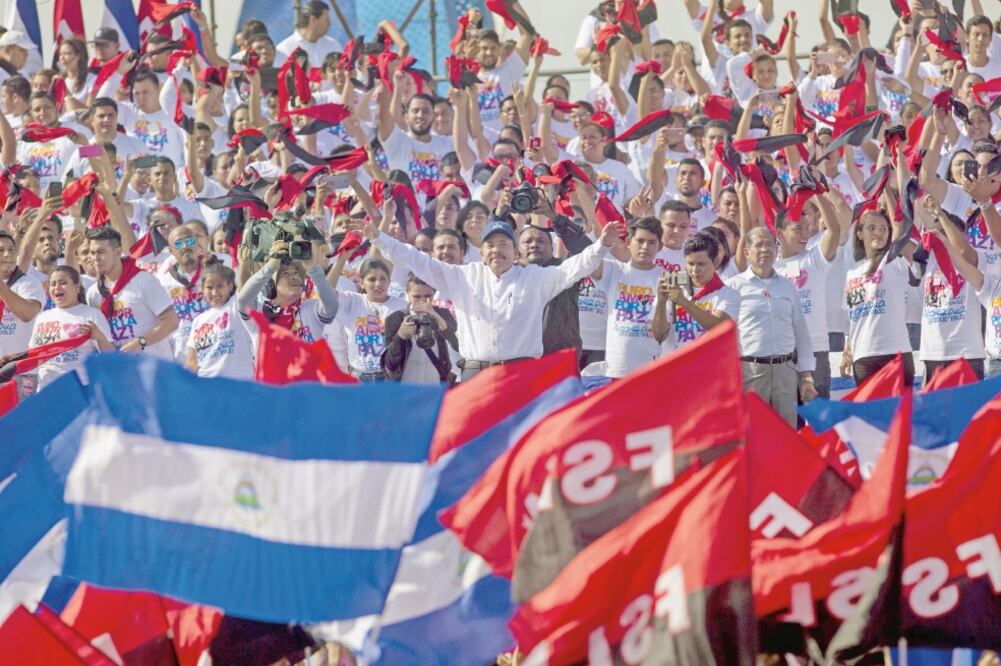 El presidente de Nicaragua, Daniel Ortega (centro), ayer en la celebración del 39 aniversario de la revolución popular sandinista, en Managua, en la que sus seguidores gritaron la consigna: “¡Daniel se queda!” (JORGE TORRES. EFE)
