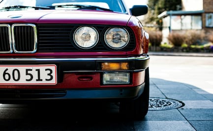 Esta es la multa por usar portaplacas en tu automóvil