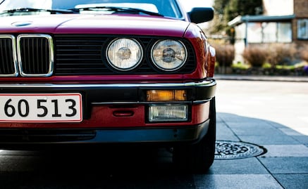 Esta es la multa por usar portaplacas en tu automóvil