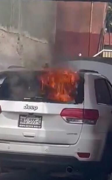 Los vecinos arribaron a casa del alcalde Edgar Moreno Gayoso. Quemaron un vehículo. Foto: especial