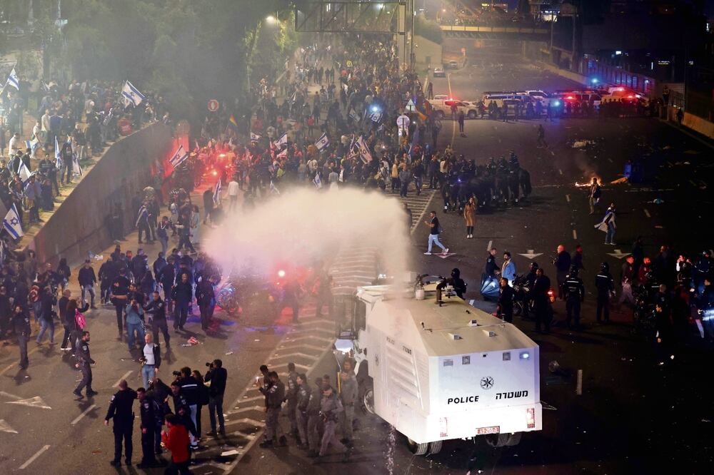 La policía israelí usó cañones de agua para dispersar a manifestantes contrarios a la reforma judicial que defiende el gobierno de Netanyahu, en Tel Aviv. Foto: Ahmad / Gharabl / AFP