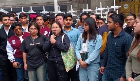 Jóvenes a favor de la reforma judicial realizan clausura simbólica de la SCJN; cuestionan color de piel de estudiantes de la marcha del domingo