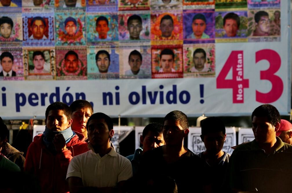 Hace 364 días que sus voces gritan: “Vivos se los llevaron, vivos los queremos”; esos mismos gritos se han convertido en casi un himno a la desesperación y esperanza  por encontrar a sus futuros maestros normalistas. 