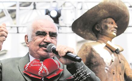 Vicente Fernández mantiene mejoría, lo extuban