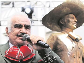 Vicente Fernández mantiene mejoría, lo extuban