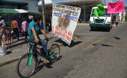 Maestros y alumnos bloquean terminal de autobuses en Oaxaca