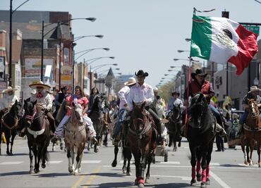 Celebran con desfile 5 de mayo en Chicago