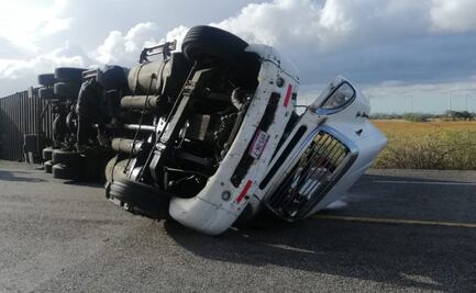 Van 18 tráileres volcados por ráfagas de aire en La Ventosa, Oaxaca