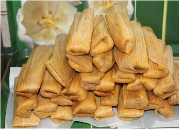 Prepara tamales de piña para la Candelaria