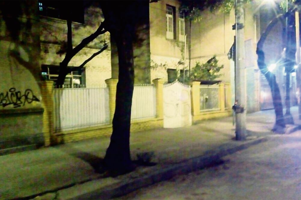 De acuerdo con la acusación realizada ante las autoridades capitalinas, aproximadamente 40 personas golpearon a los guardias de seguridad del inmueble para atrincherarse en el interior (TWITTER SEGOBCDMX)